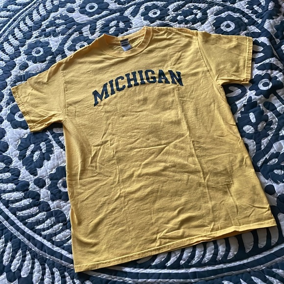 [Gildan] University of Michigan Shirt - Picture 2 of 5